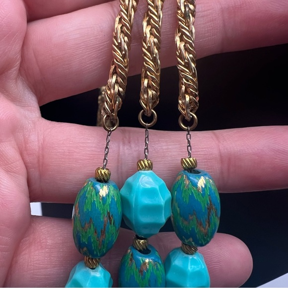 Elegant Vintage Hobe Turquoise Chevron Lucite Beaded Necklace w/ Gold Tone Chain - Picture 9 of 12